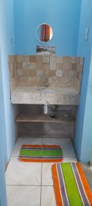 伊尔哈德博伊巴Casinha do Pedro的浴室设有水槽,地板上铺有地毯。