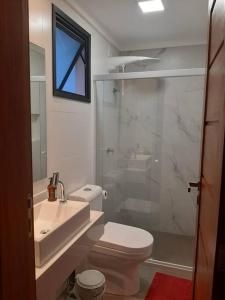 萨尔瓦多Casa em Praia do Flamengo /Salvador-Ba的浴室配有卫生间、盥洗盆和淋浴。
