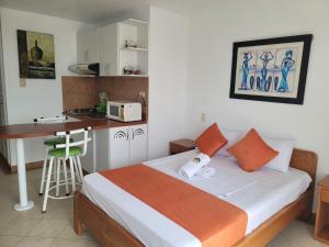 阿塔卡梅斯Arco Iris Atacames的一间带床的小卧室和一间厨房