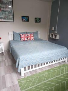 帕他仑山景旅馆的一间卧室配有一张带蓝色床单和红色枕头的床。