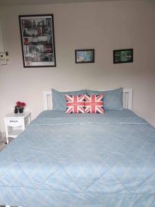 帕他仑山景旅馆的床上配有两张带英国国旗的枕头