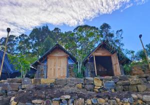 哈普特莱Eco Lodge Haputale-Camping Sri lanka的前面有石墙的房子