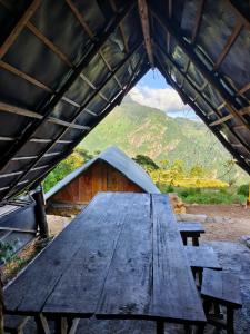 哈普特莱Eco Lodge Haputale-Camping Sri lanka的山景帐篷内的野餐桌