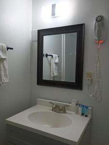 南太浩湖雪松套房酒店的白色的浴室设有水槽和镜子