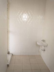 Boma la Ngombe4 BR/5 Bathroom Bungalow的白色的浴室设有水槽和镜子