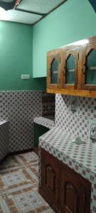 亭可马里Dino Enjoy Property的一间带水槽和台面的浴室