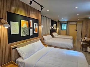 合艾My Home Pool Villa Hatyai的酒店客房配有两张床和一张书桌