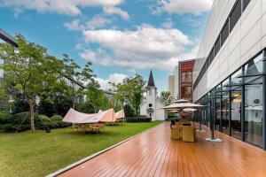 无锡无锡太湖新泽假日酒店的一座带帐篷和教堂的建筑的庭院