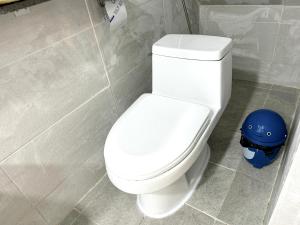 首尔사당 그린나래 스테이的一间位于客房内的白色卫生间的浴室