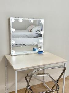 首尔사당 그린나래 스테이的一张白色的桌子,上面有镜子