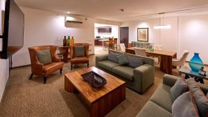 瓜达拉哈拉Holiday Inn Guadalajara Patria-Universidad, an IHG Hotel的客厅配有沙发、椅子和桌子