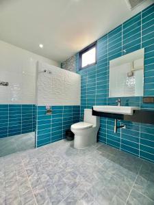达叻府Napdown Resort Trat นับดาว รีสอร์ท ตราด的蓝色的浴室设有卫生间和水槽