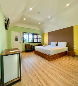 达叻府Napdown Resort Trat นับดาว รีสอร์ท ตราด的一间大卧室,配有一张床和一张书桌