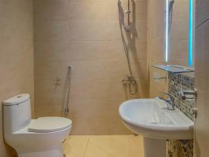 利雅德فندق ارجان بارك العزيزية Arjan Park Hotel的一间带卫生间和水槽的浴室
