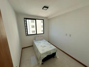 伊列乌斯Apartamento Para Temporada的客房设有床和窗户。