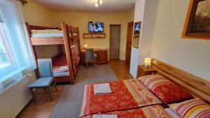 新里斯拉娜塔莎私人酒店的一间卧室配有两张双层床和一张书桌