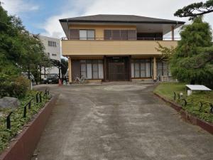 水户一棟貸しの宿 貸別荘 水戸ハウス Vacation Rental Mito House的前面有车道的房子