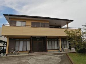 水户一棟貸しの宿 貸別荘 水戸ハウス Vacation Rental Mito House的一辆自行车停在房子前面