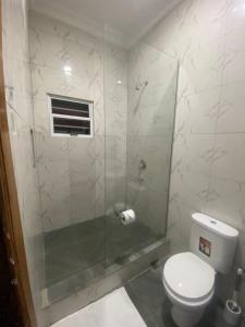 莱基New 3 bedroom apartment in a private estate lekki的浴室设有玻璃淋浴间和卫生间