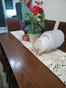 实兆远Lekir baiduri homestay的一张木桌,上面有盘子