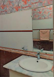 穆里Rashk e Qamar的一间带水槽和镜子的浴室