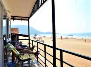 阿贡达Agonda Sun Set的坐在椅子上看着海滩的女人