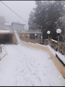 穆里Rashk e Qamar的大楼前有雪覆盖的街道