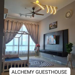 新山Alchemy Guesthouse D'summit Residence with Netflix的客厅配有吊扇和壁炉