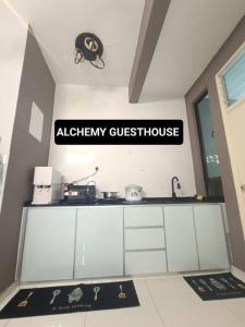 新山Alchemy Guesthouse D'summit Residence with Netflix的墙上的厨房,有可操作性问卷标牌