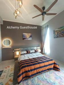 新山Alchemy Guesthouse D'summit Residence with Netflix的一间卧室配有一张床和吊扇