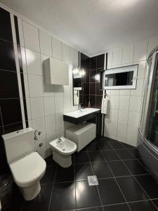 VILLA M Slatina Banja Luka的一间带卫生间和水槽的浴室