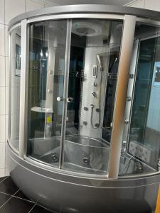 VILLA M Slatina Banja Luka的浴室设有大型玻璃淋浴间。