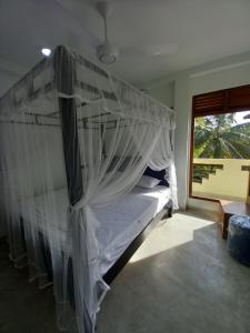 高尔cric villa的窗户客房内的一张带天蓬的床