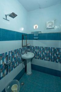 BelparāoCorbett Madhavi Homestay的一间带水槽和镜子的浴室