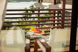 会安Nghê Prana Villa & Spa Hoi An的阳台上的桌子上放着一碗水果