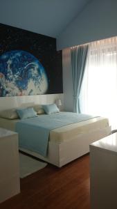 斯拉诺Villa Elizabeth,Slano的卧室配有一张大床,墙上有行星