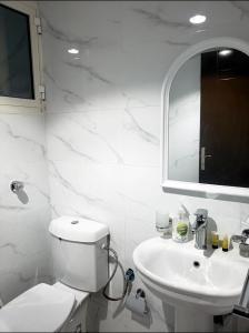 麦加فندق اسكان وافر متوفر توصيل مجاني للحرم على مدار 24 ساعة的白色的浴室设有卫生间和水槽。