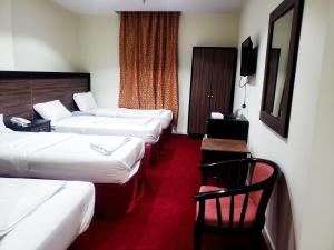 فندق اسكان وافر متوفر توصيل مجاني للحرم على مدار 24 ساعة客房内的一张或多张床位