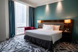 吉隆坡WP酒店 的酒店客房设有一张床和一个大窗户