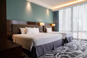 吉隆坡WP酒店 的酒店客房设有两张床和大窗户。
