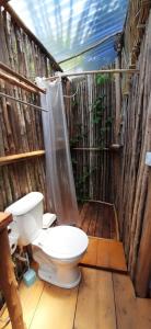 伊尔哈德博伊巴MALOCA - Chalés Rústicos的木地板上设有带卫生间的浴室