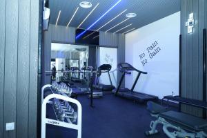 沙迦诺瓦公园酒店的一间健身房,里面配有跑步机和机器