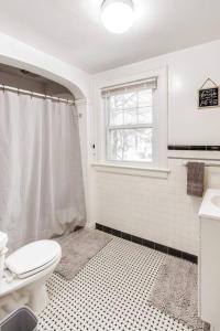 罗切斯特Spacious Steps to Strong/UofR by Airpt/Dwtn /RIT的白色的浴室设有卫生间和窗户。