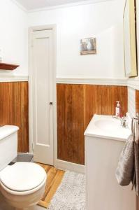 罗切斯特Spacious Steps to Strong/UofR by Airpt/Dwtn /RIT的白色的浴室设有卫生间和水槽。
