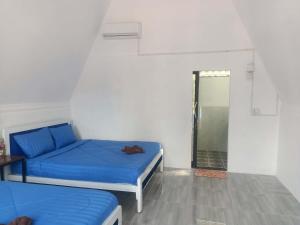 Phumĭ Kâoh RŏngBlue Zone Hostel的客房设有两张床和步入式淋浴间。