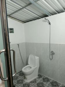 Phumĭ Kâoh RŏngBlue Zone Hostel的一间带卫生间和淋浴的浴室