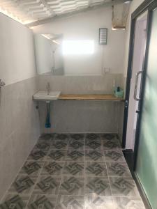 Phumĭ Kâoh RŏngBlue Zone Hostel的一间带水槽和镜子的浴室