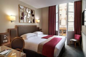 波尔多Best Western Premier HBEO Bordeaux Centre的酒店客房设有床和窗户。