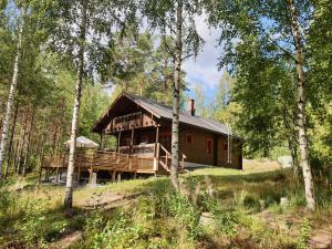 KoroVilla Nurminiemi的森林中间的一座大型木屋