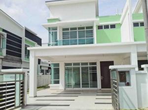 士姑来Paradise Villa Kempas Utama的白色绿色的大房子,设有庭院